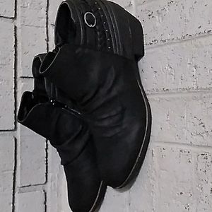 Sugar "Tali" Size 9 womens black booties with zippers
